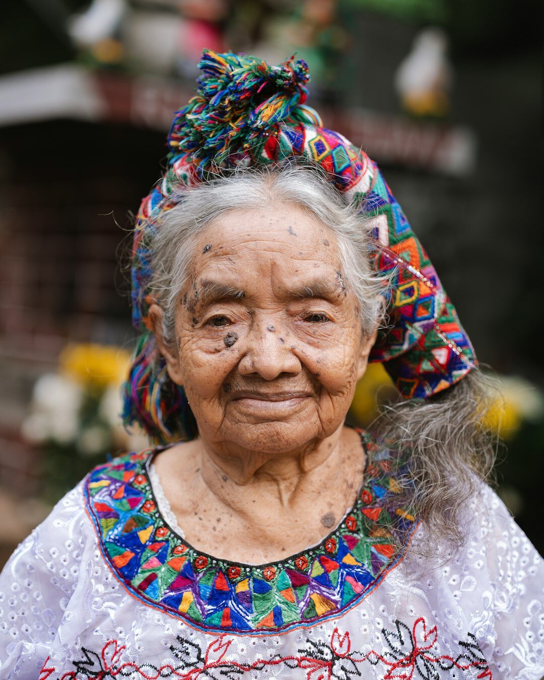Retrato de clienta mexicana satisfecha sonriendo