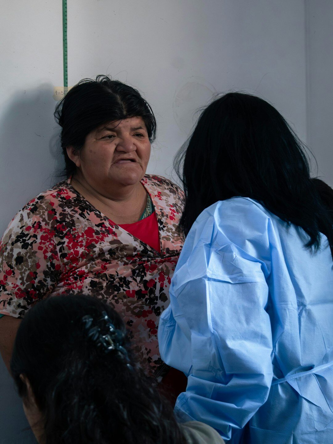 Retrato profesional de mujer mexicana especialista en atención a clientes