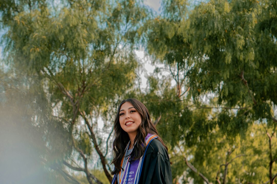 Retrato profesional de mujer mexicana asesora de seguros sonriendo