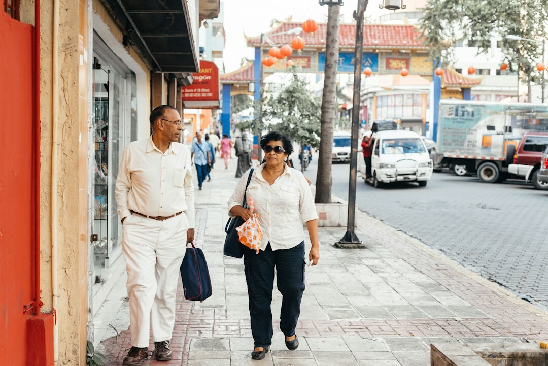 Pareja mexicana de adultos revisando un plan financiero con un asesor