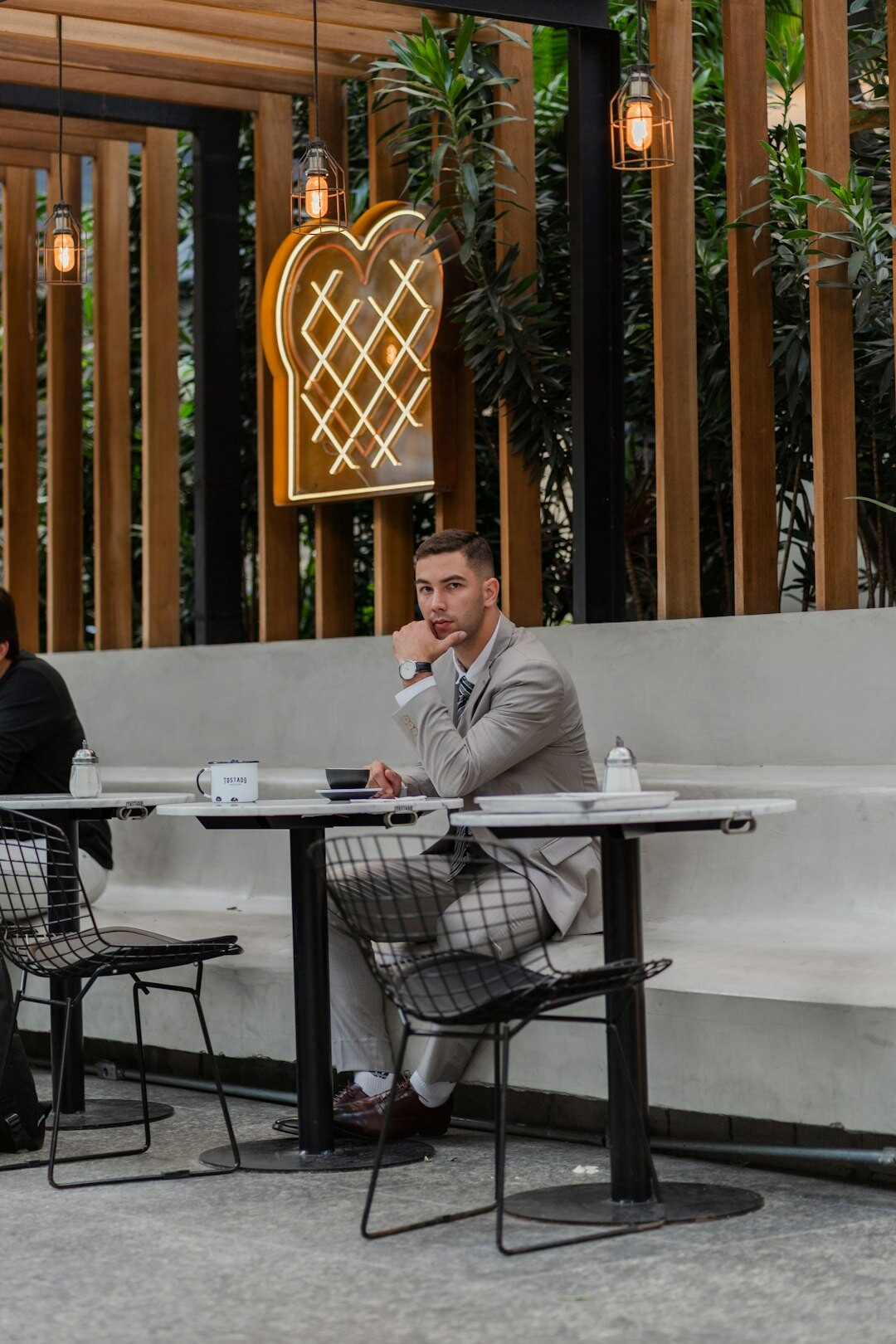Asesor de seguros mexicano platicando con un cliente en la oficina